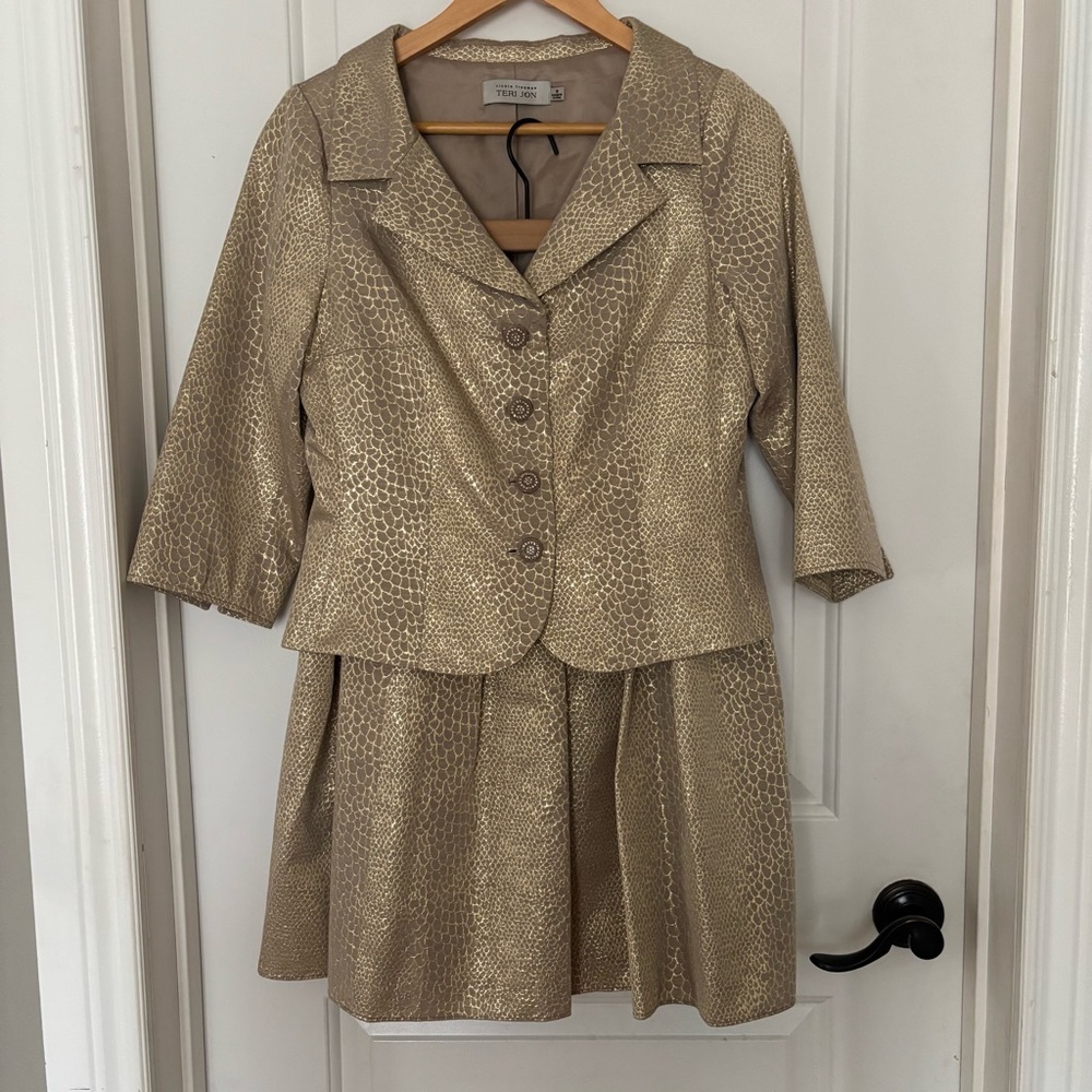 Teri Jon Rickie Freeman skirt suit set size 8, 10 gold brocade snakeskin print